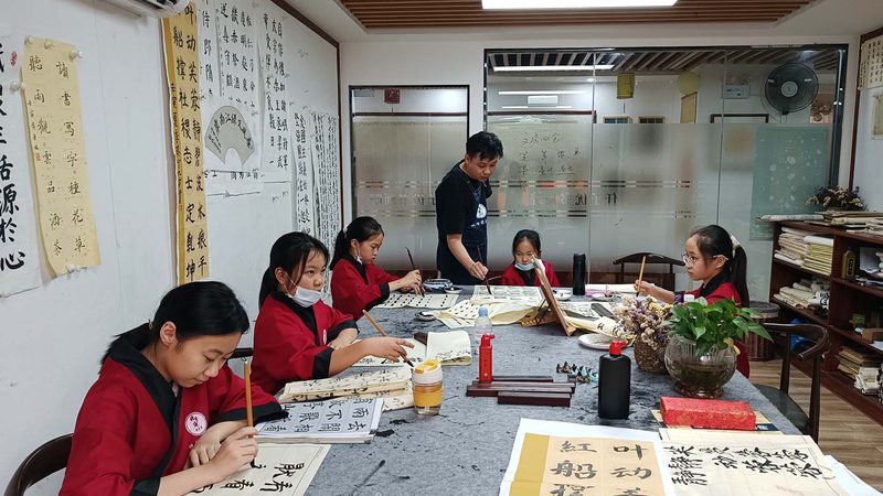 建造师培训机构的收费标准主要由以下几个方面构成：