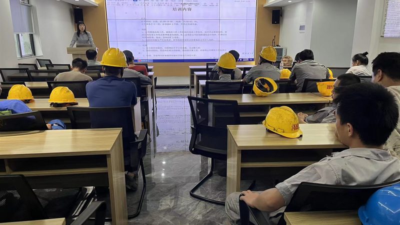 在选择管理培训讲师时，要关注其资质。一般来说，具备以下资质的讲师更值得信赖：