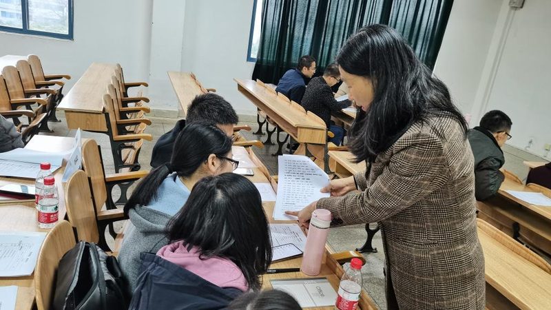 在选择教材时，考生应考虑以下因素：